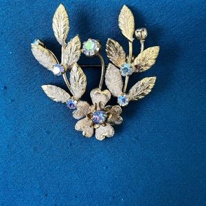 Estate jewelry - flower brooch.